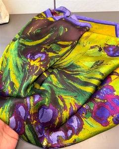 Détail d'un foulard en satin floral aux motifs d'iris abstraits et bordure violette