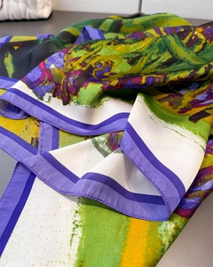 Gros plan détaillé d'un foulard en soie aux motifs floraux abstraits style peinture à l'huile