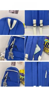 Vue détaillée du sac à dos bleu avec poches zippées cachées et pendentif à damier