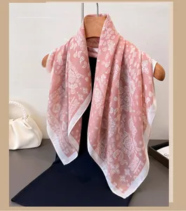 Dettaglio della trama della sciarpa rosa con motivo paisley in cotone e lino su stampella