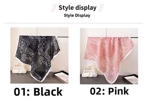 Dettaglio di foulard quadrati con motivo paisley rosa e nero e bordi arrotolati bianchi