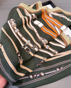 Detail eines Vintage-Reitsport-Schals mit Zaumzeugmustern und seidiger Textur
