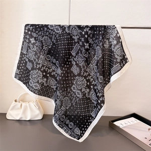 Foulard quadrato nero con motivo paisley in cotone e lino con bordi bianchi chic