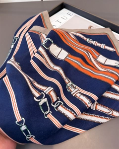 Detailansicht des luxuriösen Seidenschals mit Reiter-Muster und feiner Twill-Gewebe-Struktur