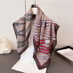 Vintage-Seidenschal mit Reitsport-Muster und Pferdegeschirr-Design auf Display