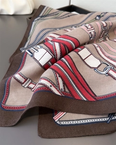 Nahaufnahme eines Vintage-Reitermusters auf Twill-Stoff mit feiner Textur