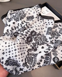 Dettaglio del motivo paisley artistico su sciarpa in cotone e lino con trama saia