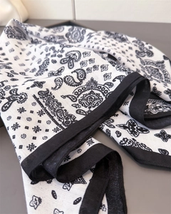 Dettaglio foulard in cotone e lino con stampa paisley e bordo nero di qualità