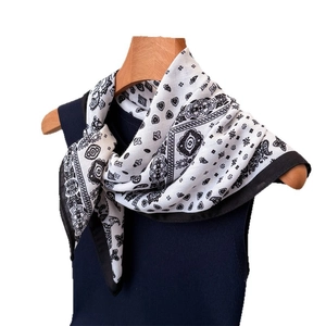 Elegante sciarpa in cotone e lino con stampa paisley boho nera su tessuto bianco