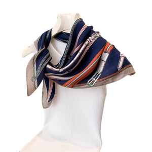 Marineblauer Seidenschal mit Reitsport-Druck, Kettenmustern und Lederriemen-Motiven