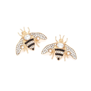 Vue détaillée des boucles d'oreilles abeille avec cristaux et perles sur base dorée