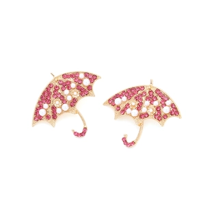 Detailansicht von Regenschirm-Ohrsteckern mit rosa Strasssteinen und weißen Perlen in Gold