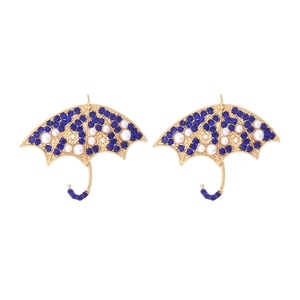Elegante regenschirmförmige Goldohrringe mit dunkelblauen Strasssteinen und weißen Perlen auf weiß