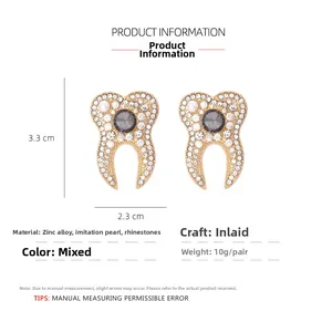 Vue détaillée des boucles d'oreilles dents en cristal avec perles et dimensions