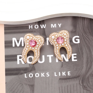 Boucles d'oreilles dents en alliage doré avec perles blanches et cristal rose brillant