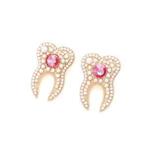 Détails des boucles d'oreilles dents dorées avec perles et cristal rose central