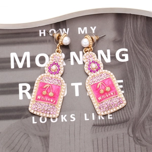 Orecchini a forma di bottiglia di whiskey con strass rosa, ciliegie e perle