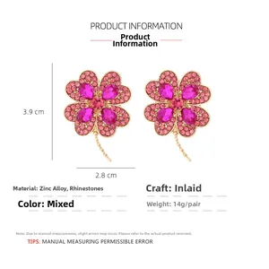 Détail des boucles d'oreilles trèfle avec strass roses et dimensions de 3,9x2,8cm