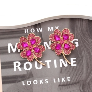 Boucles d'oreilles trèfle à quatre feuilles en cristal rose et alliage doré avec strass