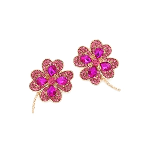 Détail de boucles d'oreilles trèfle de luxe avec strass roses et finition alliage doré