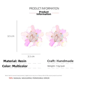 Détail des boucles d'oreilles fleurs en résine de 3,5 cm avec dimensions et poids