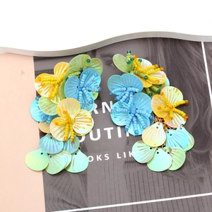 Detail bunter Pailletten-Blumenohrringe mit Perlen und muschelähnlichen Blättern