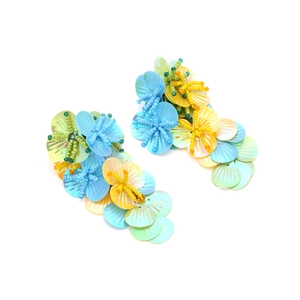 Detail von handgefertigten Pailletten-Blumenohrringen mit blau-gelben Perlenblüten