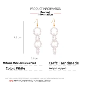 Détail de boucles d'oreilles perles multicouches, dimensions 7,5 cm de haut et 2,0 cm de large