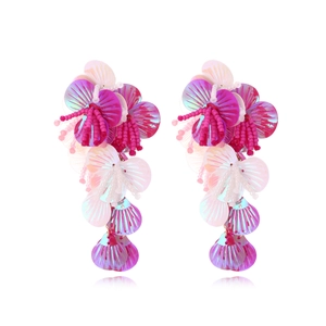 Handgefertigte rosa Pailletten-Blumenohrringe mit Perlenquasten und Spiegelreflexion auf Weiß