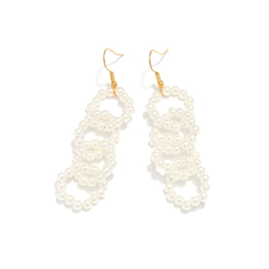 Boucles d'oreilles pendantes multicouches en perles et crochets dorés pour femmes sur fond blanc