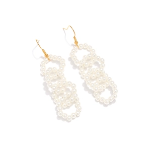 Boucles d'oreilles pendantes multicouches en perles et crochets dorés sur fond blanc
