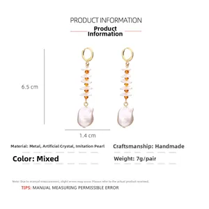Vue détaillée des boucles d'oreilles en cristal et perle baroque de 6,5 cm de long
