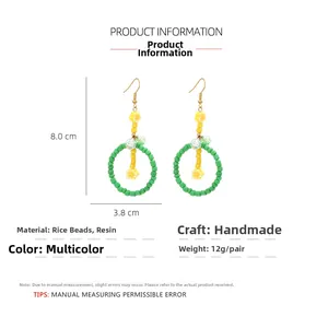 Vue détaillée de boucles d'oreilles fleuries faites main en perles jaunes et vertes