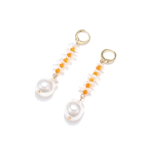 Boucles d'oreilles pendantes avec créoles dorées, perles orange et perles baroques