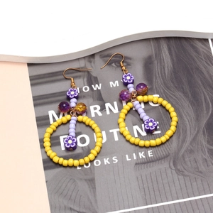 Boucles d'oreilles créoles faites main avec perles jaunes et fleurs mauves au style rétro