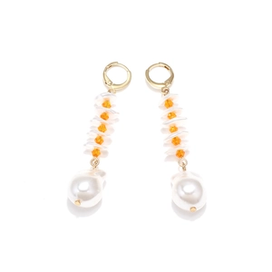 Boucles d'oreilles dorées avec perles nacrées et cristaux oranges au design long étagé