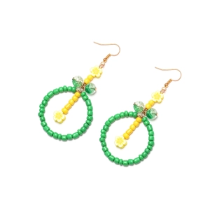 Boucles d'oreilles artisanales en perles avec fleurs jaunes et anneaux de perles vertes