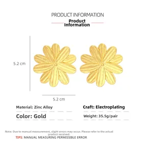 Detailed view of gold flower earrings showing dimensions 5.2cm and zinc alloy texture