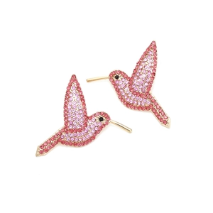 Détails des boucles d'oreilles colibri avec pavé de cristaux roses sur base dorée