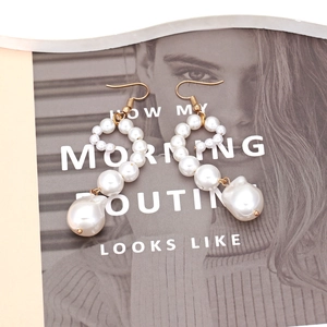Elegant baroque pearl drop earrings featuring gradient bead sizes and gold-plated hooks