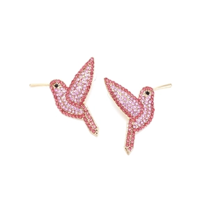 Détail de boucles d'oreilles colibri avec strass roses et violets sur base dorée
