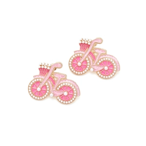 Détail de boucles d'oreilles vélo en émail rose avec perles blanches sur alliage doré