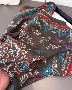 Dettaglio del motivo paisley etnico e della morbida trama intrecciata dello scialle vintage