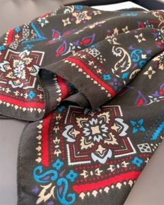 Macro di sciarpa paisley marrone scuro con trama in twill pesante e motivi etnici