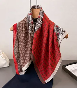 Élégante écharpe en soie à chevrons avec motif floral sur un cintre en bois