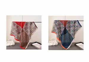 Détails de foulards en soie bohème en marron et bleu marine avec motifs floraux vintage
