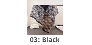 Détail d'un foulard carré avec texture chevrons et motifs de disques géométriques noirs