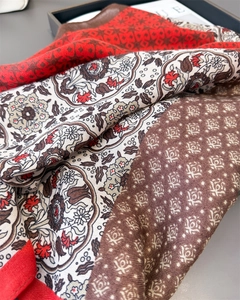 Détail macro d'un foulard en lin multicolore avec motifs floraux et finitions de couture