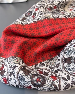Macro du tissu à motif chevrons bohème avec broderies de fleurs et d'étoiles précises