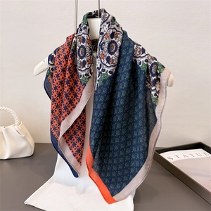Détail d'un foulard carré à motifs bohèmes avec bords surjetés contrastés et tissu doux
